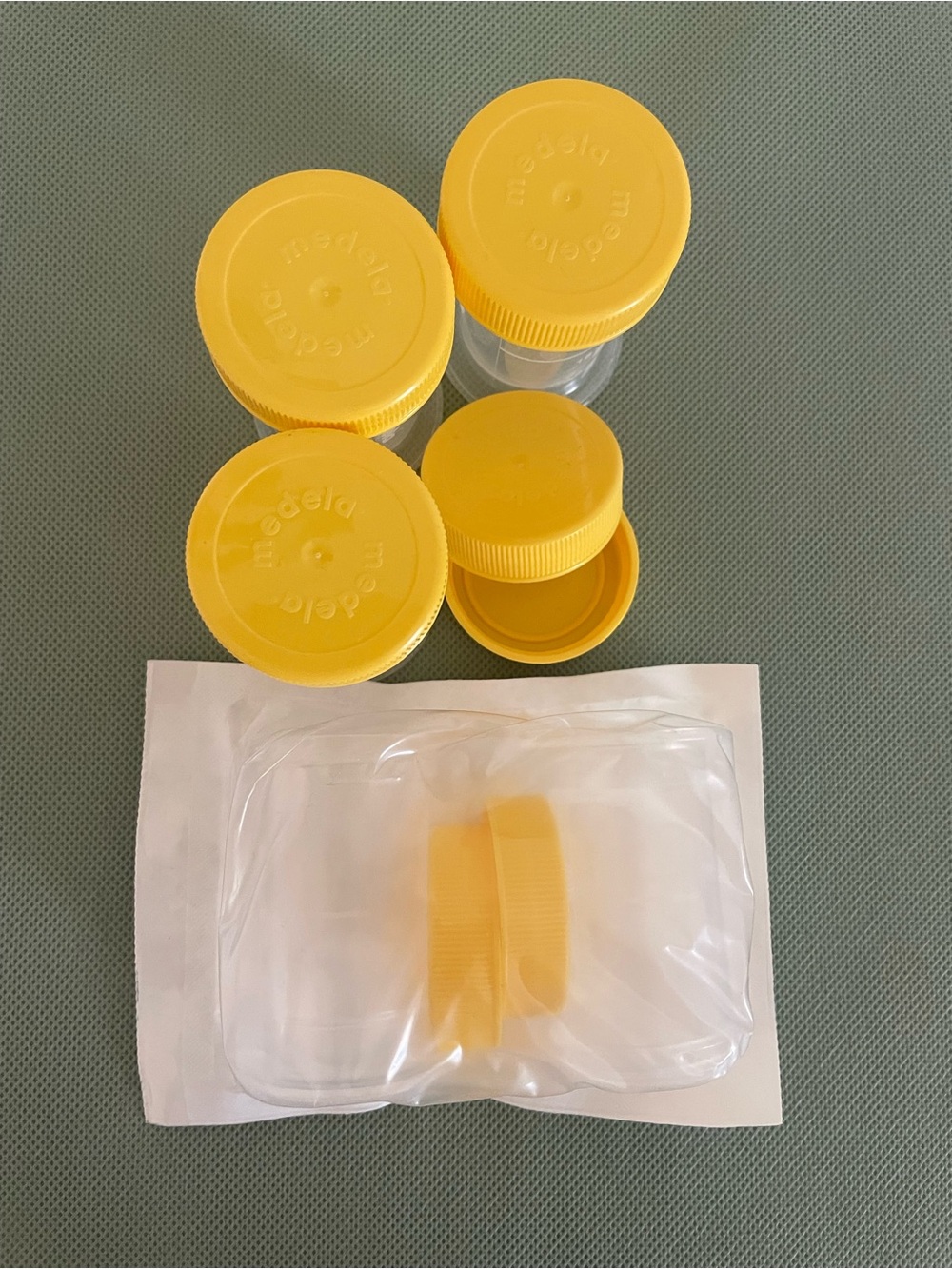 Medela Clear Sample Containers with Yellow Lids - Set of Clear Jars